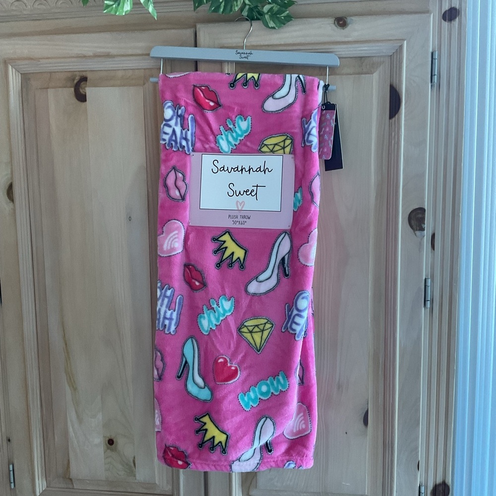 Savannah Sweet Pink Graphic Blanket Plush Throw NWT 50x60 $15